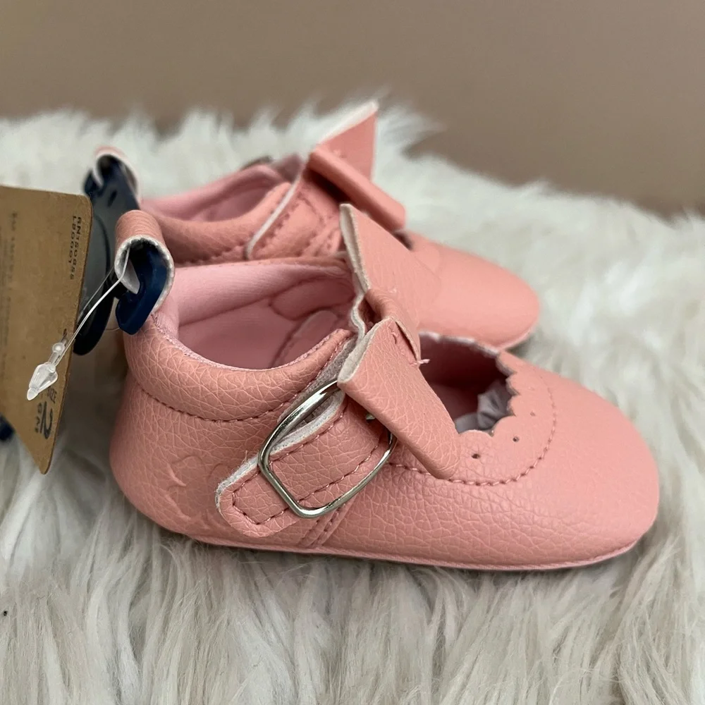 {Lucky Brand} Baby Girl Crib Shoes with Bow Detail in Pink - Size 2 (3-6 months)